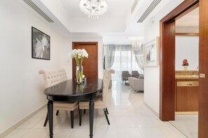 Exclusive Apartment | In-room dining - Lux BnB I Standpoint Tower I Opera View (Dubai)