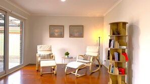 55-inch Smart TV with cable channels, TV - Close to Airport (Hillside)