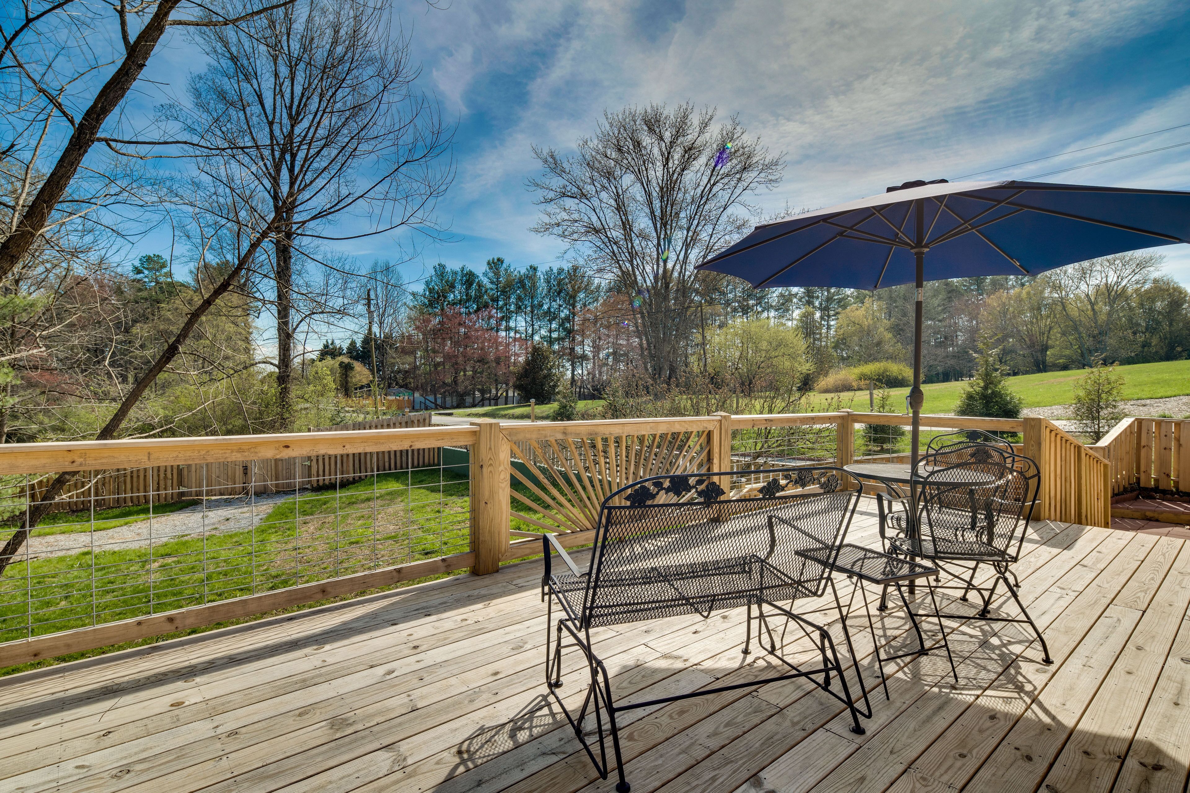 Hendersonville Home w/ Deck - 6 Mi to Downtown!