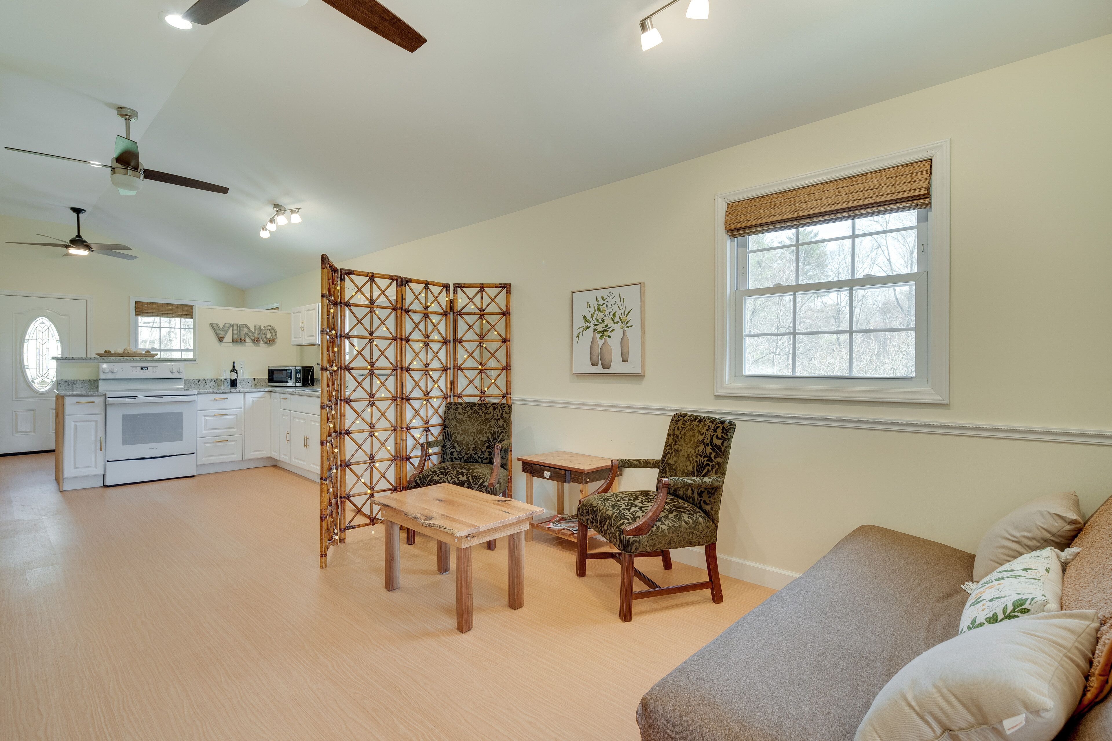 Hendersonville Home w/ Deck - 6 Mi to Downtown!