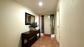 Interior - Open Range Zoo/Supper Comfortable Beds/Shopping Center (Point Cook)