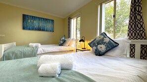 4 bedrooms, desk, iron/ironing board, free WiFi - Open Range Zoo/Supper Comfortable Beds/Shopping Center (Point Cook)