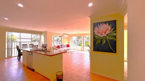 Interior - Open Range Zoo/Supper Comfortable Beds/Shopping Center (Point Cook)