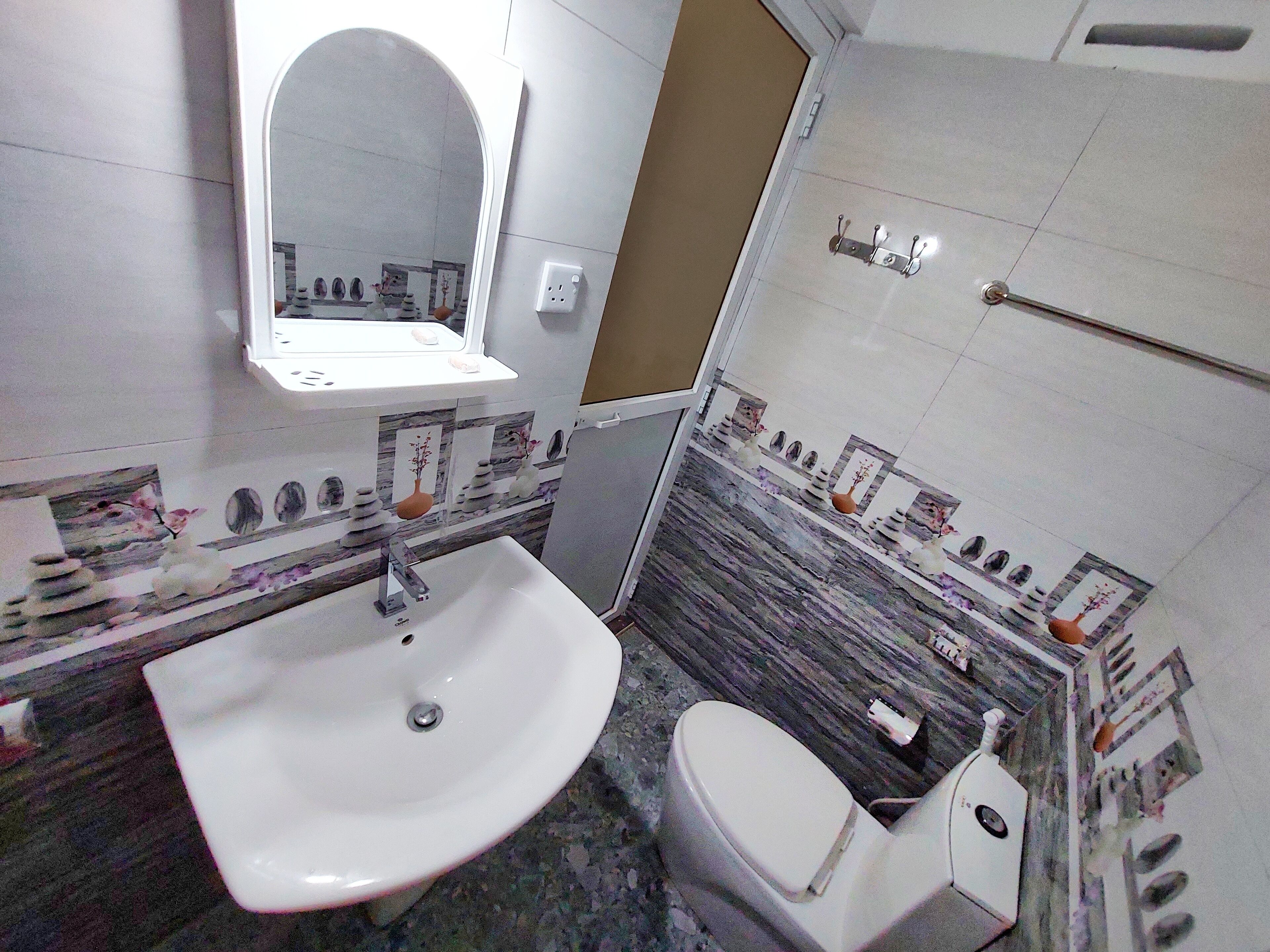 Deluxe Room | Bathroom | Shower, rainfall showerhead, free toiletries, hair dryer