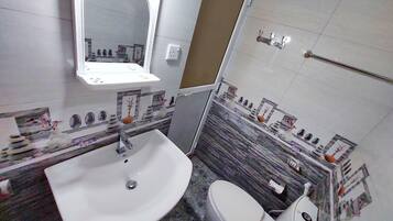 Deluxe Room | Bathroom | Shower, rainfall showerhead, free toiletries, hair dryer