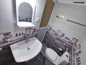 Kamar Deluks | Kamar mandi | Shower, pancuran hujan, perlengkapan mandi gratis, dan pengering rambut
