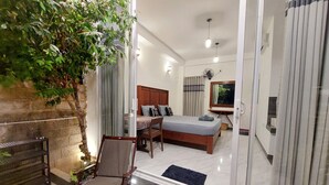 A modern bedroom with a bed, a desk, a chair, and a large mirror. - Chen villa - Near Airport (Seeduwa - Katunayake)