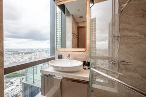 Deluxe appartement, 2 slaapkamers, balkon, uitzicht op stad | Badkamer | Een douche, een hydromassagedouche, een haardroger, pantoffels