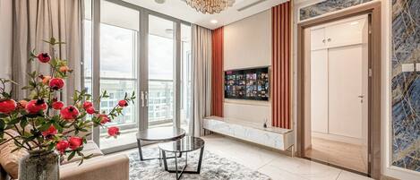 Deluxe-íbúð - 2 svefnherbergi - svalir - borgarsýn | Stofa | 32-tommu snjallsjónvarp með stafrænum rásum, sjónvarp.