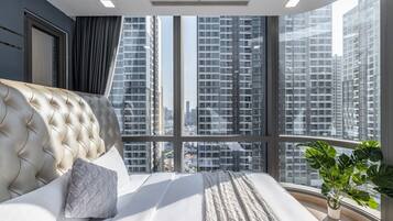 Deluxe appartement, 2 slaapkamers, balkon, uitzicht op tuin | Een kluis op de kamer, individueel gedecoreerd, individueel gemeubileerd