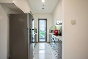 Apartamento Deluxe, 3 habitaciones, balcón, vistas a la ciudad | Cocina privada | Frigorífico, microondas, horno y placa de cocina