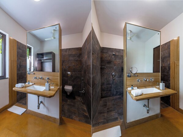 Une salle de bain moderne avec deux lavabos, une douche et des toilettes.