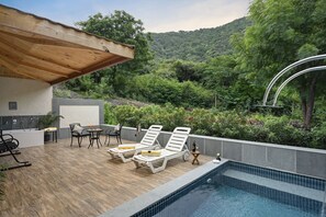 Outdoor pool, pool umbrellas, pool loungers - Anandam - A Luxury resort in Udaipur (Udaipur)