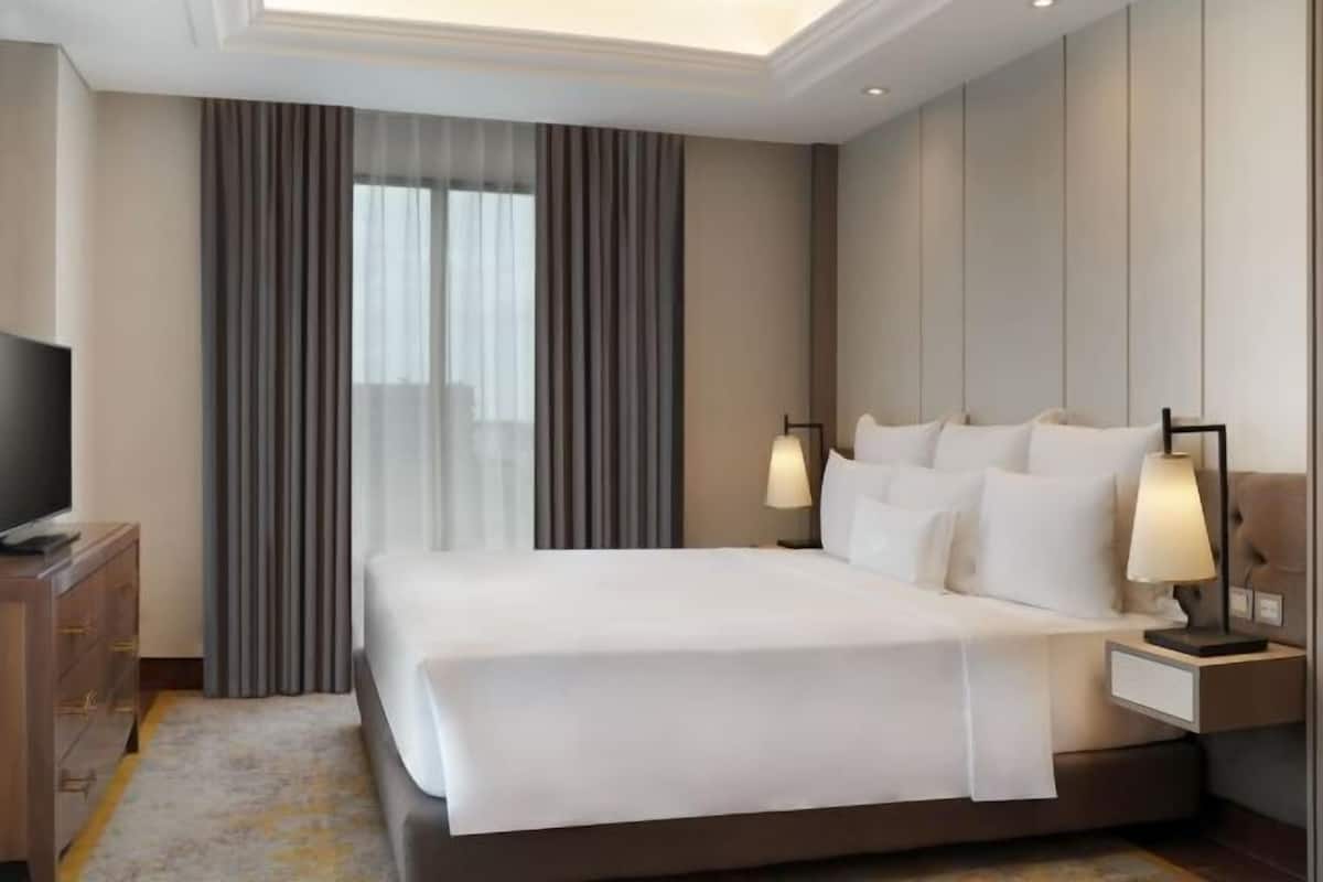 Iron/ironing board, free WiFi, bed sheets