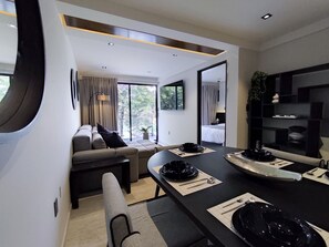 2 bedrooms, in-room safe, desk, iron/ironing board