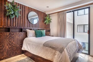 2 Schlafzimmer, Zimmersafe, Schreibtisch, Bügeleisen/Bügelbrett