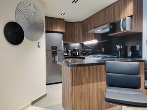 Refrigerador, microondas, horno y parrilla de estufa 