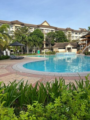 Outdoor pool - Homey Apartment |2BR| 6pax | Beside SM Mall (Davao City)