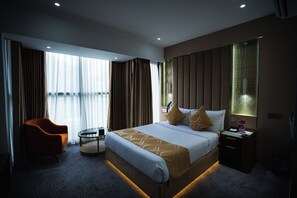 Habitación doble | Minibar, escritorio y espacio para trabajar con laptop