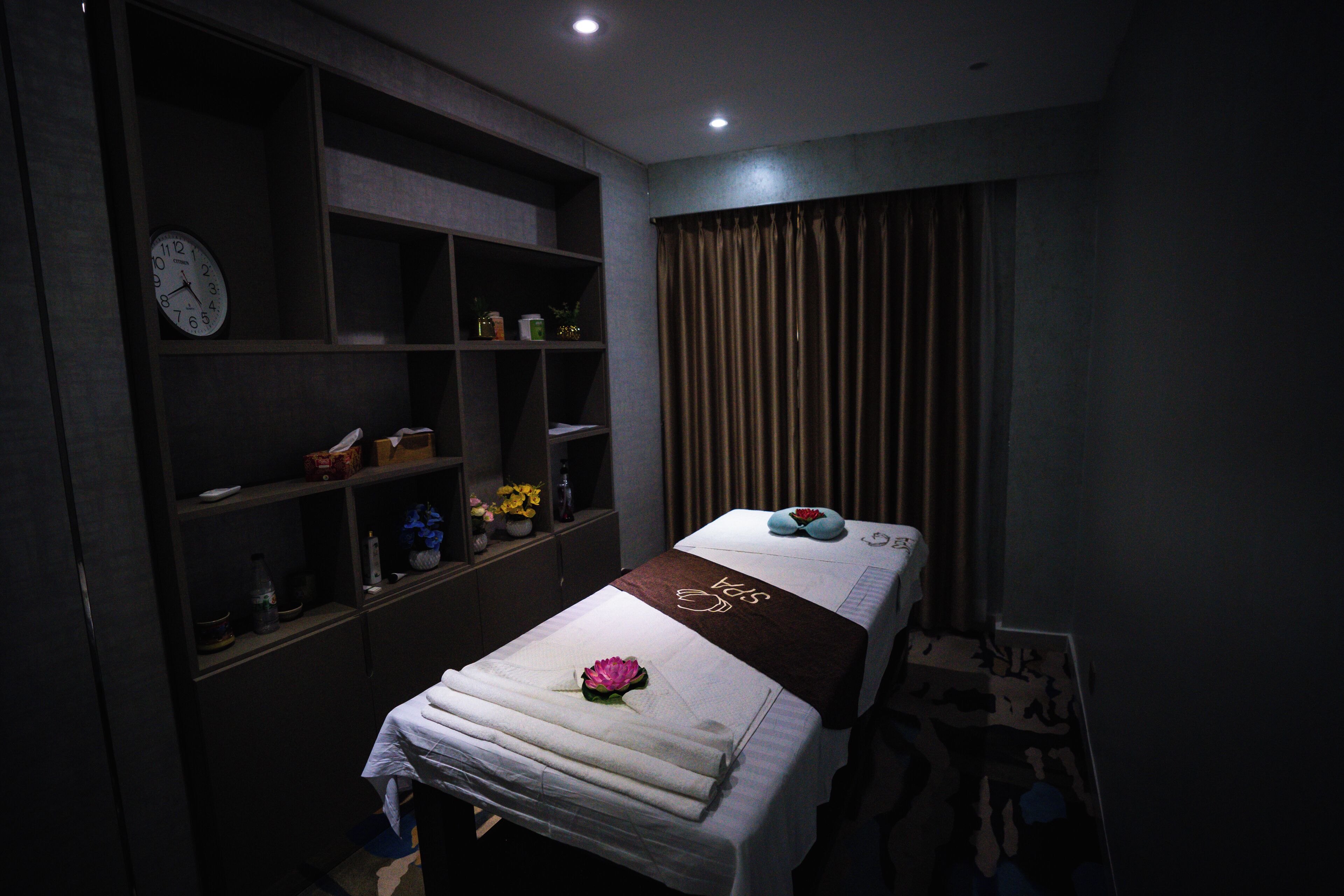 1 treatment room, massages