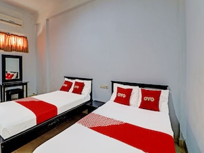 Laptop workspace, free WiFi, bed sheets - OYO 90067 Hotel Nuansa Indah (Denpasar)