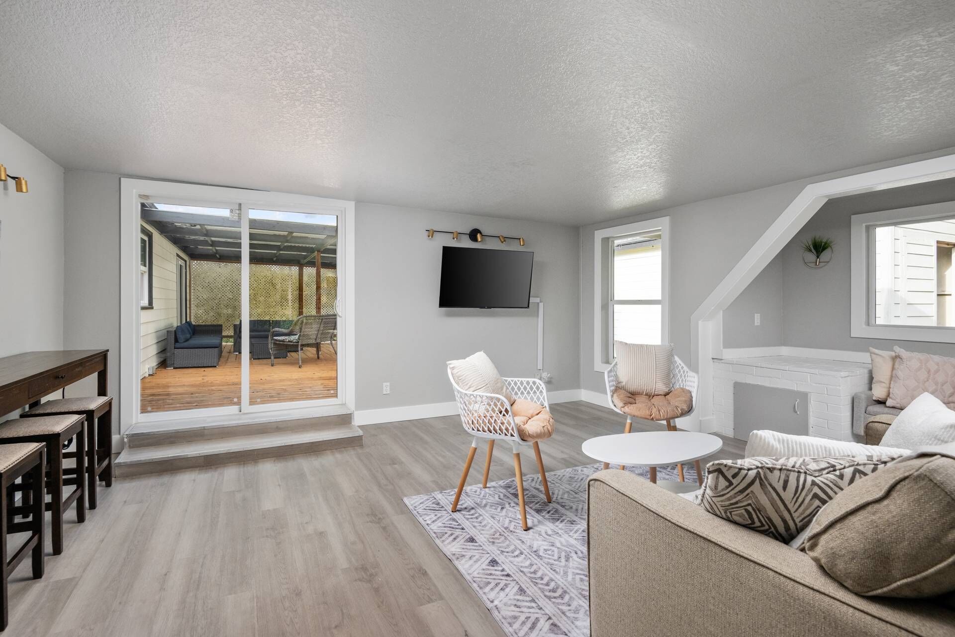 Una televisión, un futbolín