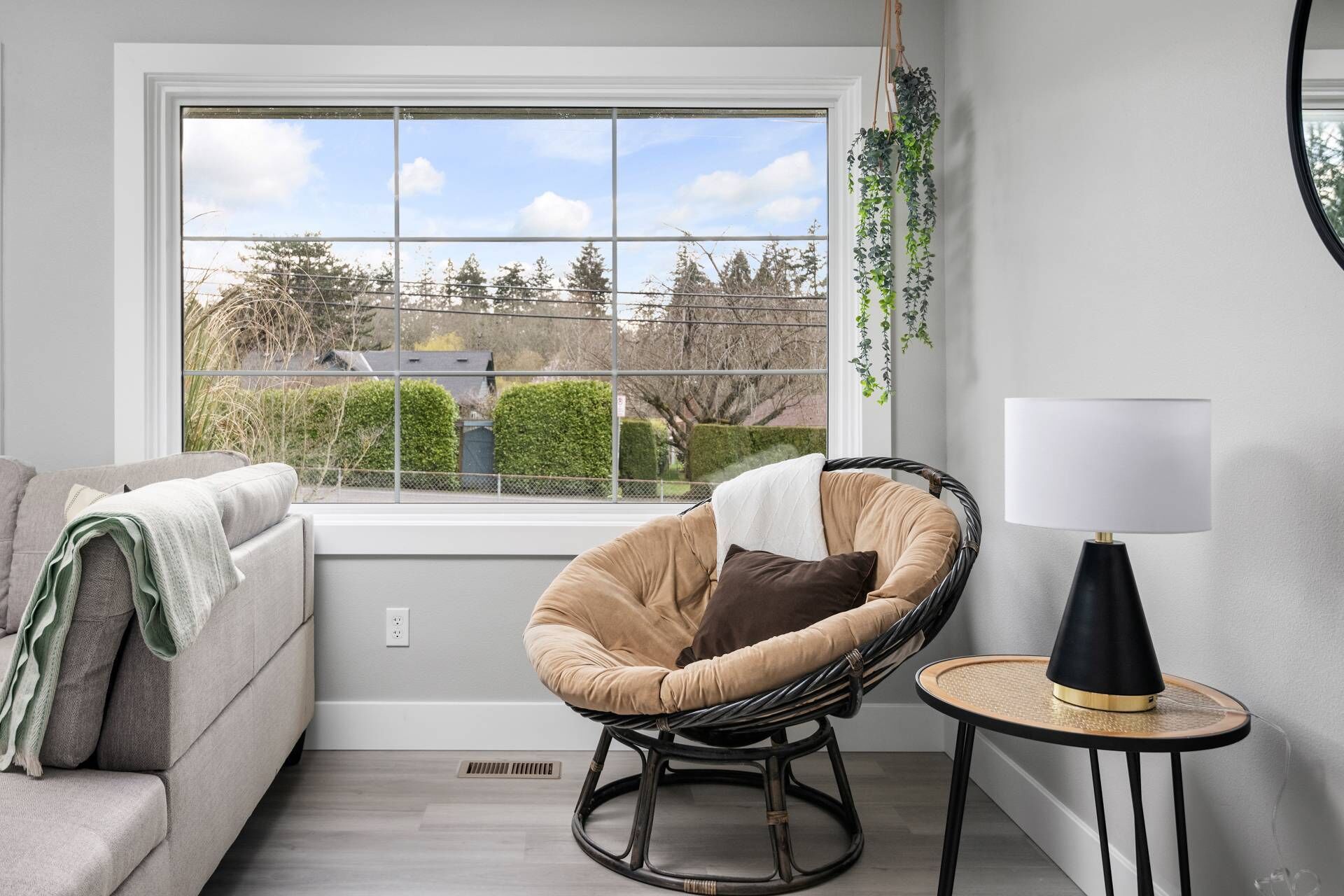 Téléviseur, table de baby-foot