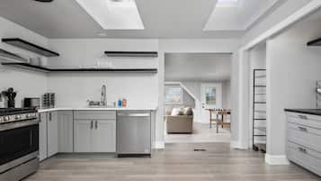 Refrigerador, lavavajillas y cafetera y tetera