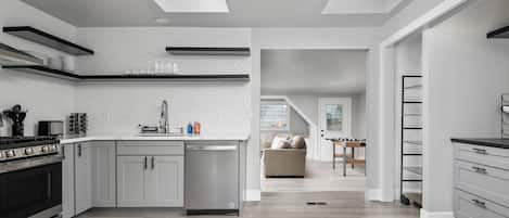 ثلاجة، غسالة أطباق، ماكينة لصنع القهوة/الشاي