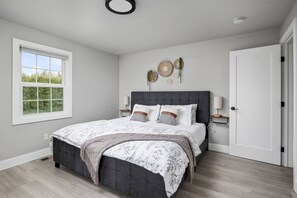 4 bedrooms, free WiFi - Spectacular Single Level Estate, Pet Friendly, Huge Fully Fenced Backyard, Covered Patio, Game Room (Portland)