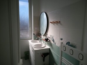 A bathroom with two sinks, a mirror, and a window. - My house by the water (Villefranche-de-Rouergue)