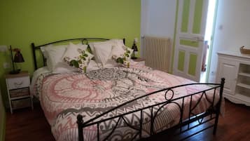 2 bedrooms, iron/ironing board, travel cot, free WiFi