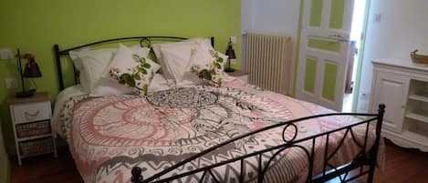 2 bedrooms, iron/ironing board, travel cot, free WiFi