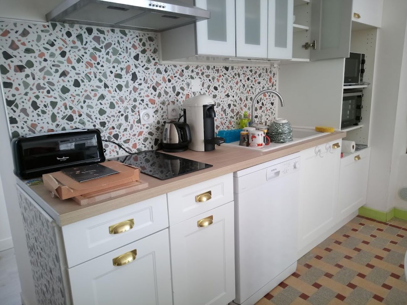 Réfrigérateur, micro-ondes, four, plaque de cuisson