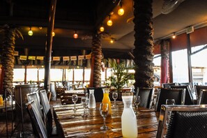 Breakfast and dinner served, local cuisine - Kfar Hanokdim - Camping & Glamping (Tamar)