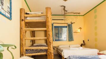 Une chambre avec un lit superposé, une échelle, une petite table et une fenêtre avec des rideaux.