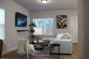 Smart TV, fireplace - New Home in Prime Location, SATX (San Antonio)