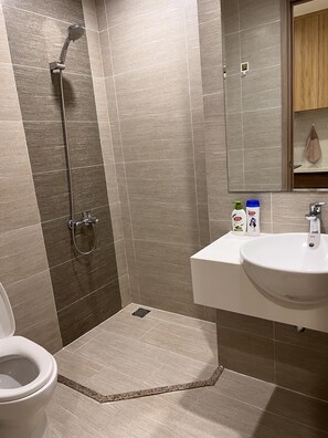 Eco-friendly toiletries, hair dryer, towels, soap - Vinhome Grand Park Homestay House (Thành phố Hồ Chí Minh)
