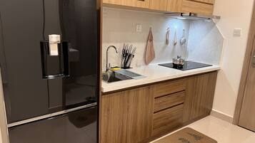 Refrigerador, utensilios de cocina y condimentos