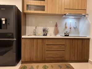 Frigorífic, utensilis de cuina, vaixella i coberteria i espècies