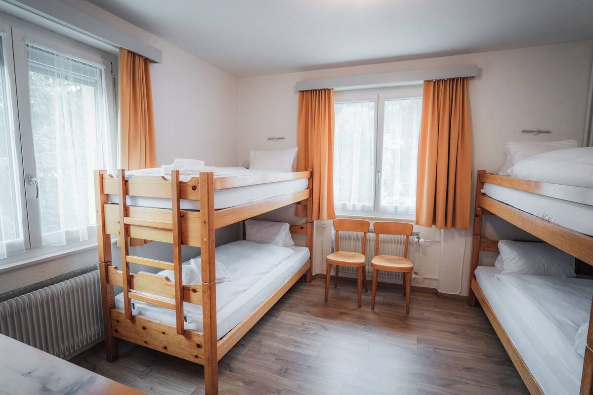 エコノミー 4 人部屋 共用バスルーム | 低刺激性寝具、デスク、WiFi (無料)、客室ごとに異なる装飾