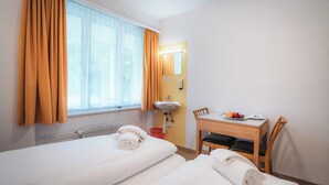 Habitación económica doble, baño compartido | Ropa de cama hipoalergénica, escritorio, wifi gratis