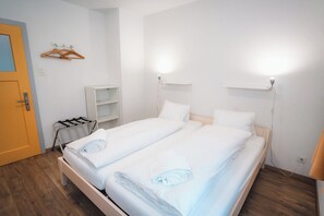 Habitació doble econòmica, bany compartit | Roba de llit hipoal·lergògena i decoració individual 
