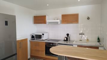 Geladeira, micro-ondas, fogão, cooktop