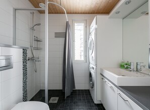 Premium appartement | Badkamer | Een douche, een haardroger, een bidet, vloerverwarming