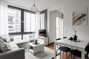 Apartamento Premium | Zona de estar | Smart TV de 39 pulgadas con canales por cable, una televisión