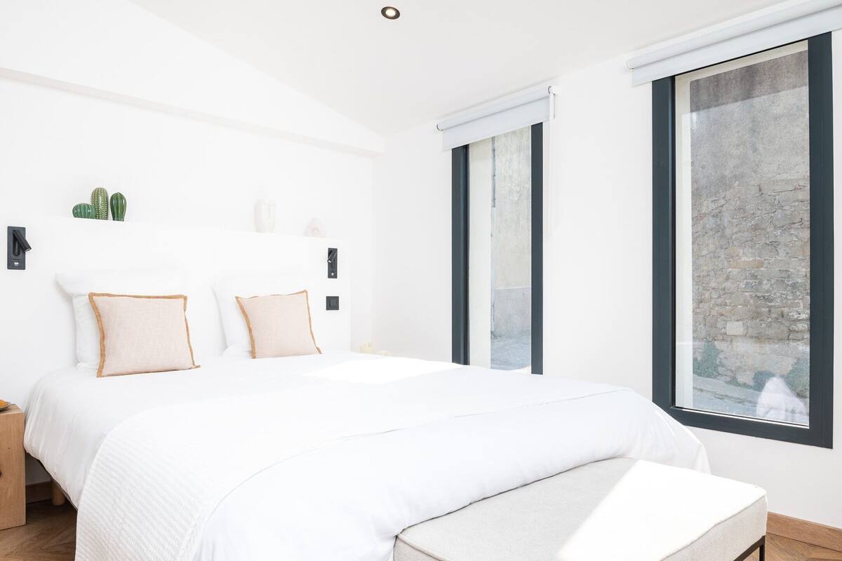 Deluxe Double Room, Ensuite, Courtyard View (Georges)