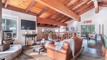 Smart TV, chimenea y oficina