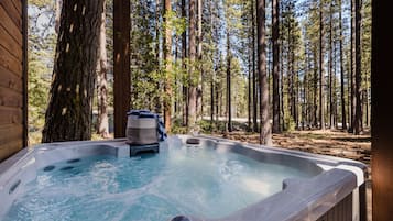 Tina de hidromasaje al aire libre