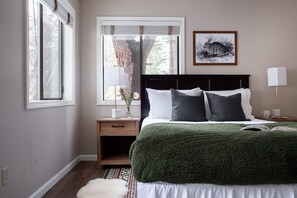 4 bedrooms, desk, iron/ironing board, travel crib